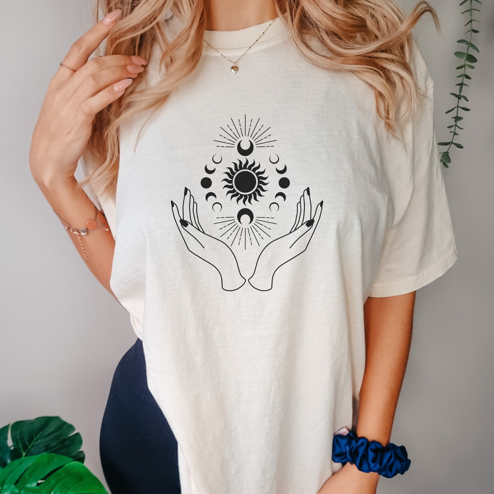 Camiseta con ilustración de manos y luna