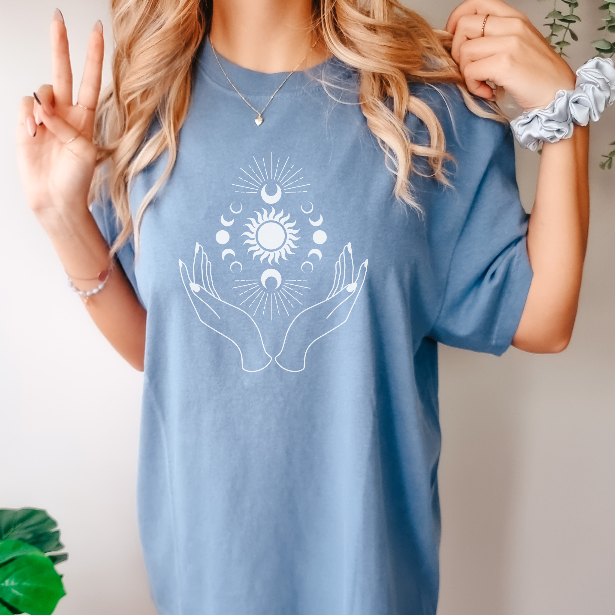 Camiseta con ilustración de manos y luna